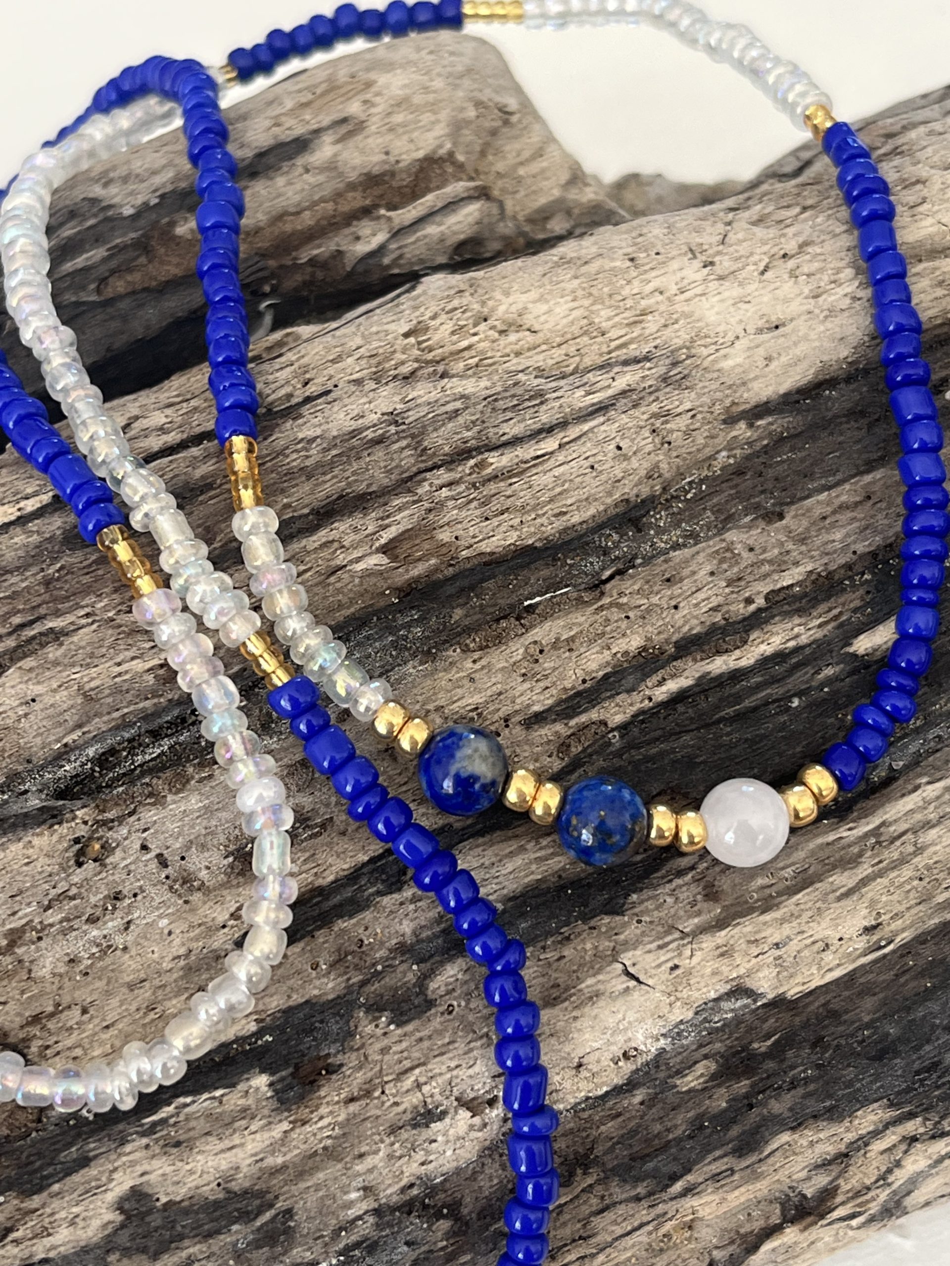 Baya bin bin élastique Soléia Tria en perles de verre bleu vif roy electrique cobalt nacré et perles de verre transparentes cristal reflets multicolores et perles dorées japonaises miyuki pierres naturelles lapis lazuli sodalite et jade quartz blanc transparent veritables fait main et sur mesure ajusté a la ma taille bijou de l'été à porter autour de la taille