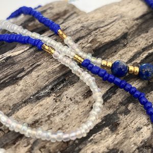 Baya bin bin élastique Soléia Tria en perles de verre bleu vif roy electrique cobalt nacré et perles de verre transparentes cristal reflets multicolores et perles dorées japonaises miyuki pierres naturelles lapis lazuli sodalite et jade quartz blanc transparent veritables fait main et sur mesure ajusté a la ma taille bijou de l'été à porter autour de la taille