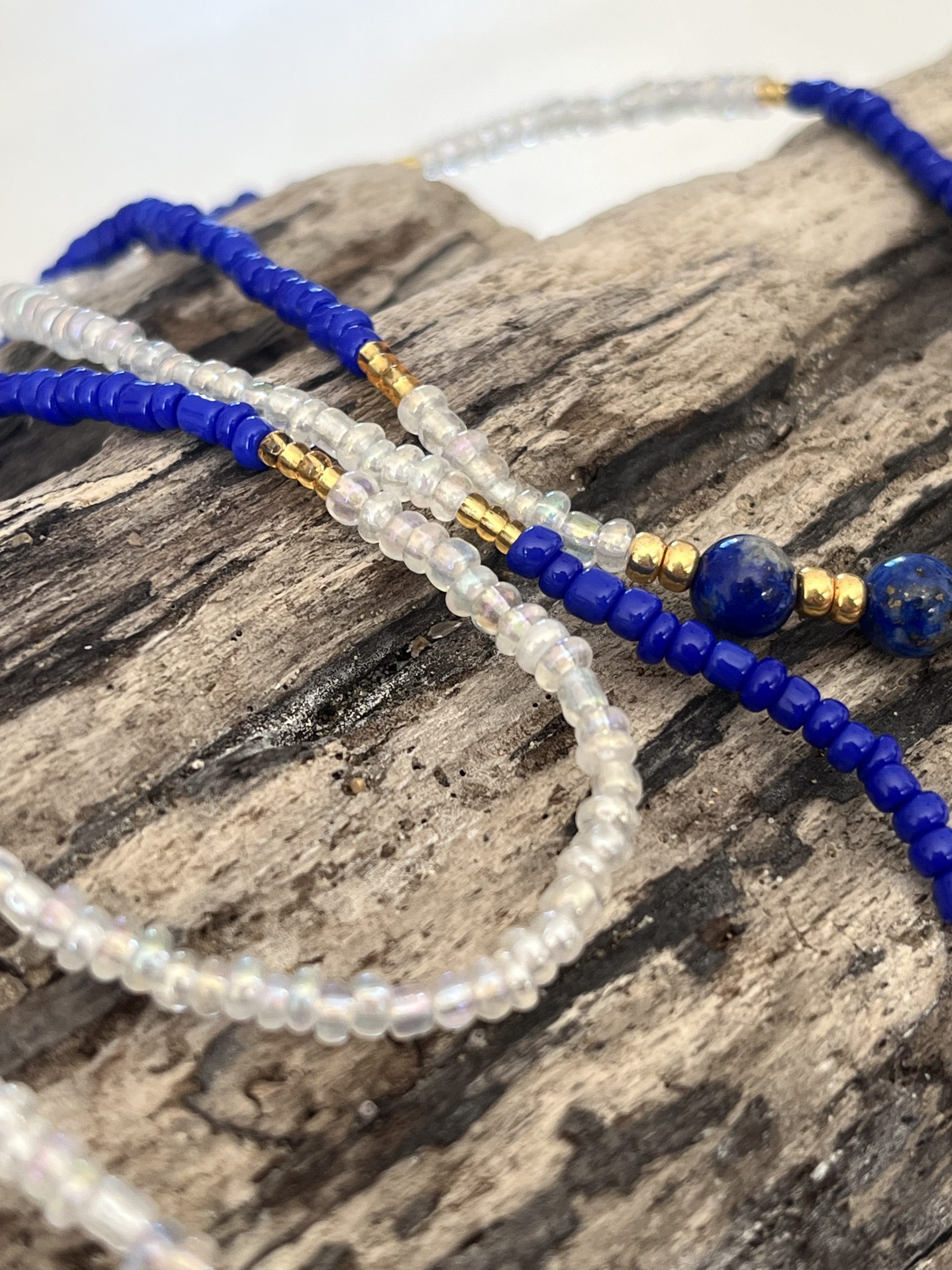 Baya bin bin élastique Soléia Tria en perles de verre bleu vif roy electrique cobalt nacré et perles de verre transparentes cristal reflets multicolores et perles dorées japonaises miyuki pierres naturelles lapis lazuli sodalite et jade quartz blanc transparent veritables fait main et sur mesure ajusté a la ma taille bijou de l'été à porter autour de la taille