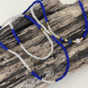 Baya bin bin élastique Soléia Tria en perles de verre bleu vif roy electrique cobalt nacré et perles de verre transparentes cristal reflets multicolores et perles dorées japonaises miyuki pierres naturelles lapis lazuli sodalite et jade quartz blanc transparent veritables fait main et sur mesure ajusté a la ma taille bijou de l'été à porter autour de la taille