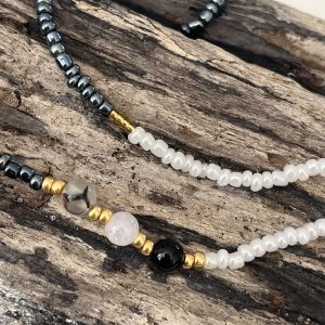 Baya bin bin élastique Soléia Tria en perles de verre gris foncé anthracite metallisées irisées nacré et perles de verre blanches et dorées japonaises miyuki et pierres naturelles agate veine de dragon onyx et jade quartz blanc transparent veritables fait main et sur mesure ajusté a la ma taille bijou de l'été à porter autour de la taille