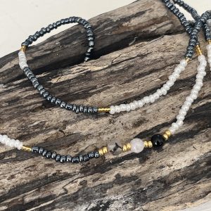 Baya bin bin élastique Soléia Tria en perles de verre gris foncé anthracite metallisées irisées nacré et perles de verre blanches et dorées japonaises miyuki et pierres naturelles agate veine de dragon onyx et jade quartz blanc transparent veritables fait main et sur mesure ajusté a la ma taille bijou de l'été à porter autour de la taille