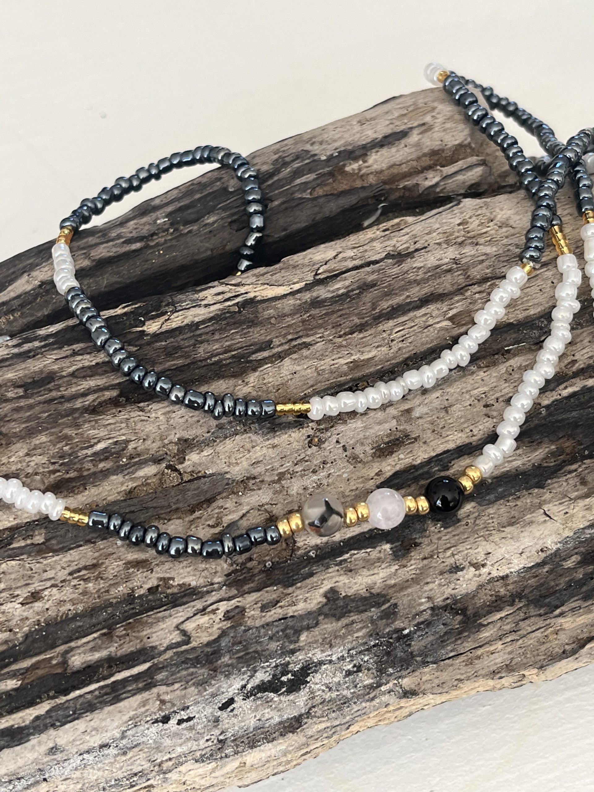 Baya bin bin élastique Soléia Tria en perles de verre gris foncé anthracite metallisées irisées nacré et perles de verre blanches et dorées japonaises miyuki et pierres naturelles agate veine de dragon onyx et jade quartz blanc transparent veritables fait main et sur mesure ajusté a la ma taille bijou de l'été à porter autour de la taille