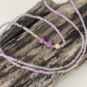 Baya bin bin élastique Soléia Tria en perles de verre mauve lilas nacré et perles de verre blanches et dorées japonaises miyuki et pierres naturelles agate mauve violette et Quartz rose veritables fait main et sur mesure ajusté a la ma taille bijou de l'été à porter autour de la taille