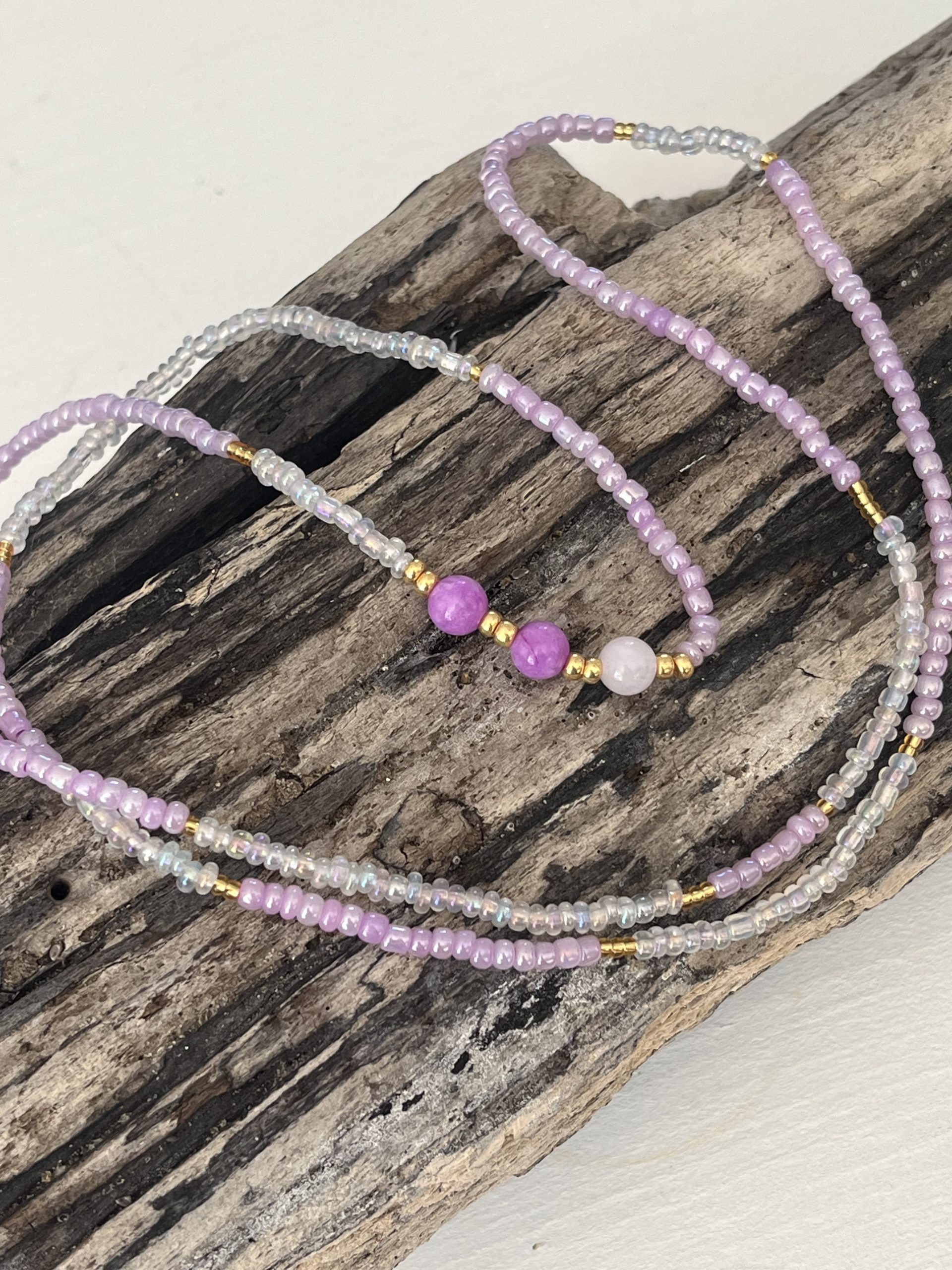 Baya bin bin élastique Soléia Tria en perles de verre mauve lilas nacré et perles de verre blanches et dorées japonaises miyuki et pierres naturelles agate mauve violette et Quartz rose veritables fait main et sur mesure ajusté a la ma taille bijou de l'été à porter autour de la taille