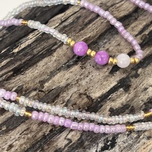 Baya bin bin élastique Soléia Tria en perles de verre mauve lilas nacré et perles de verre blanches et dorées japonaises miyuki et pierres naturelles agate mauve violette et Quartz rose veritables fait main et sur mesure ajusté a la ma taille bijou de l'été à porter autour de la taille
