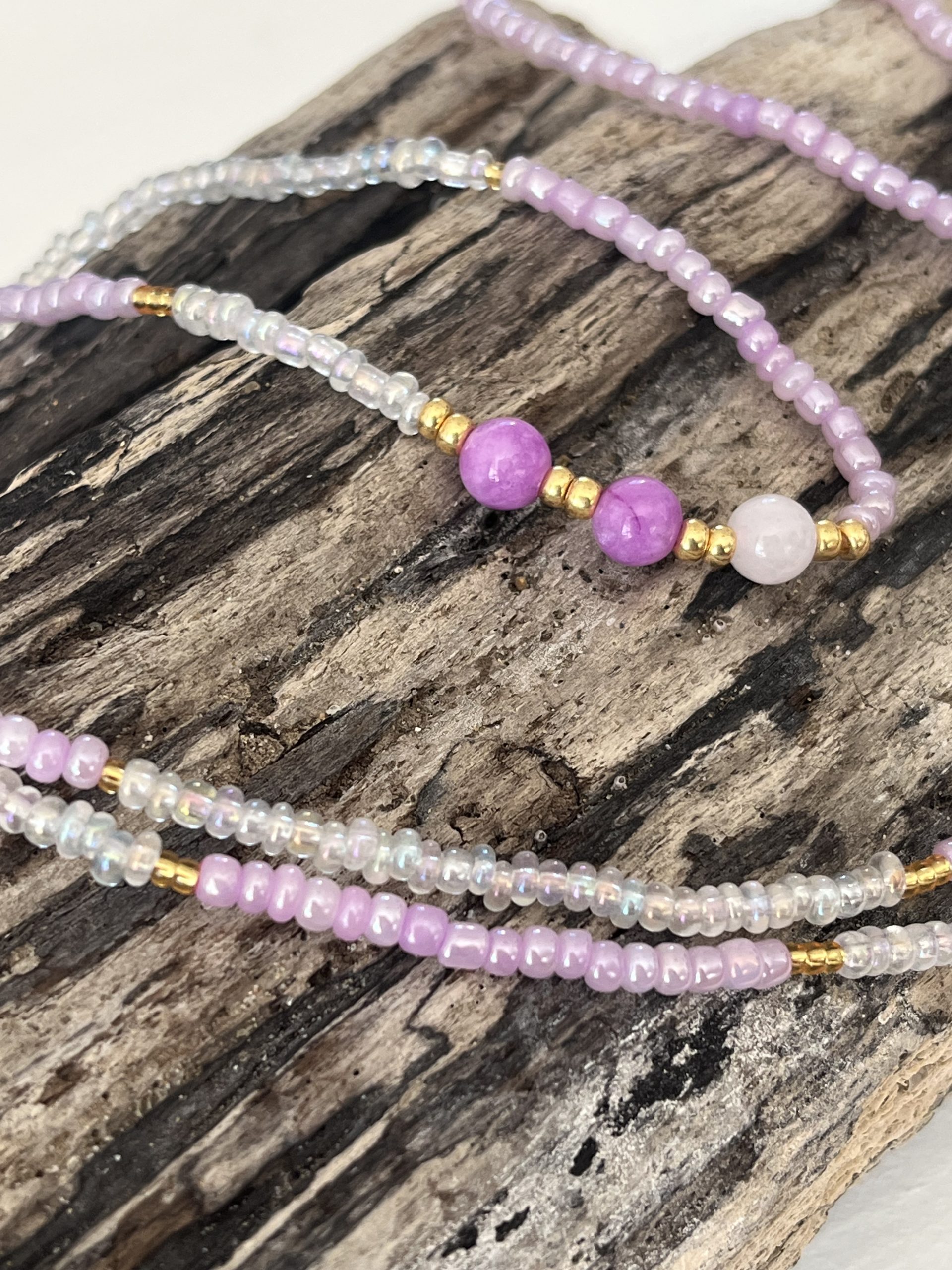 Baya bin bin élastique Soléia Tria en perles de verre mauve lilas nacré et perles de verre blanches et dorées japonaises miyuki et pierres naturelles agate mauve violette et Quartz rose veritables fait main et sur mesure ajusté a la ma taille bijou de l'été à porter autour de la taille