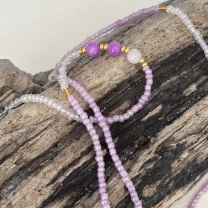 Baya bin bin élastique Soléia Tria en perles de verre mauve lilas nacré et perles de verre blanches et dorées japonaises miyuki et pierres naturelles agate mauve violette et Quartz rose veritables fait main et sur mesure ajusté a la ma taille bijou de l'été à porter autour de la taille