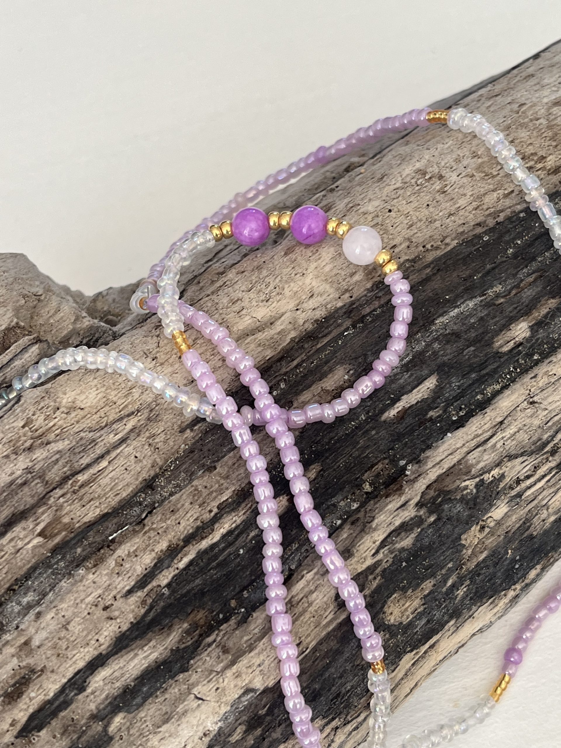 Baya bin bin élastique Soléia Tria en perles de verre mauve lilas nacré et perles de verre blanches et dorées japonaises miyuki et pierres naturelles agate mauve violette et Quartz rose veritables fait main et sur mesure ajusté a la ma taille bijou de l'été à porter autour de la taille