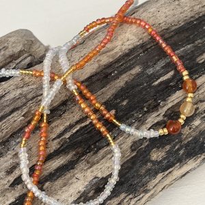 Baya bin bin élastique Soléia Tria en perles de verre orange vif reflets lumineux et perles transparentes cristal dorées japonaises miyuki et pierres naturelles agate cornaline veritables fait main et sur mesure ajusté a la ma taille bijou de l'été à porter autour de la taille