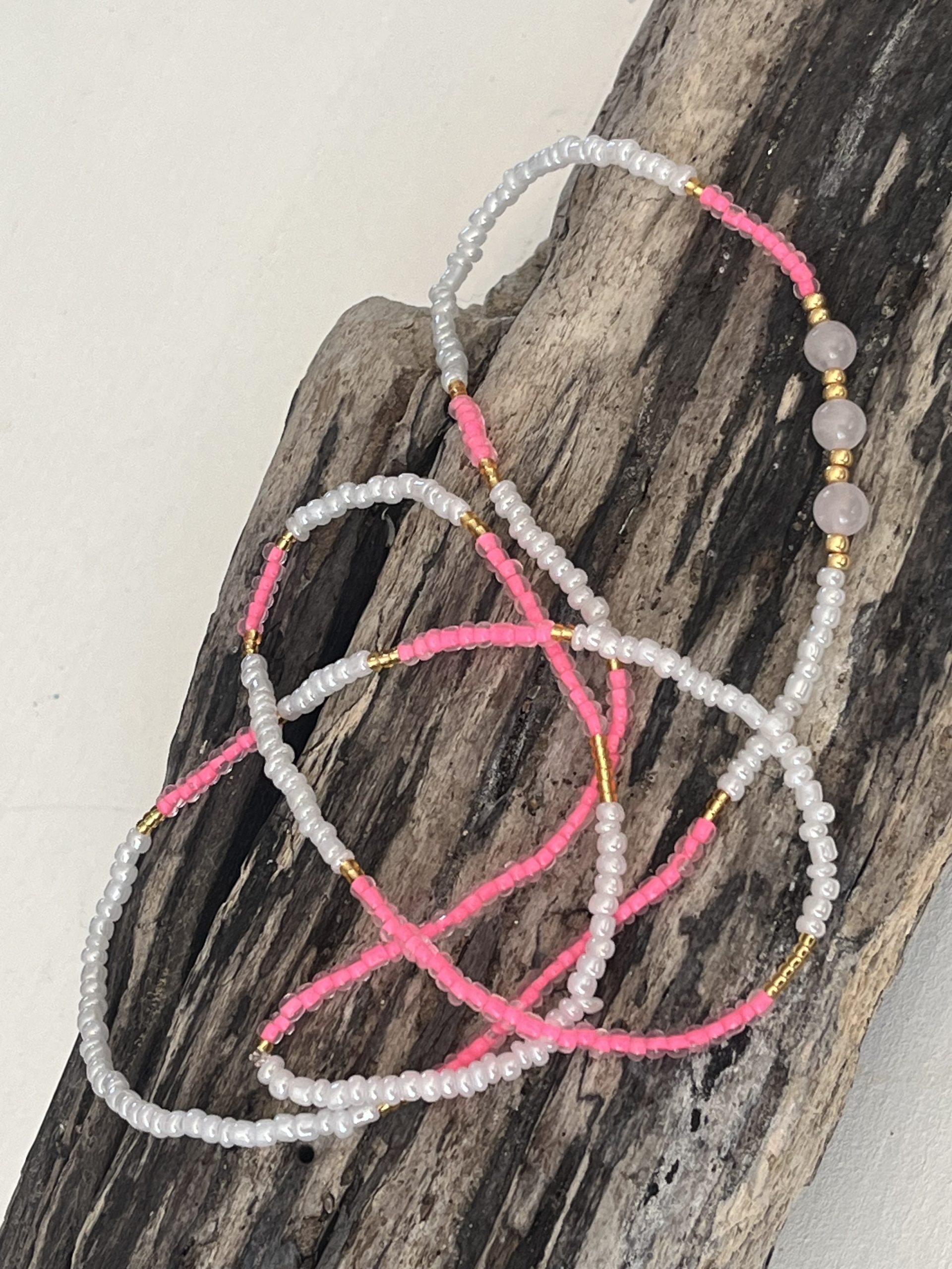 Baya bin bin élastique Soléia Tria en perles de verre rose vif lumineux flashy fluo et perles blanches nacrées perles dorées japonaises miyuki et pierres naturelles Quartz Rose Clair veritables fait main et sur mesure ajusté a la ma taille bijou de l'été à porter autour de la taille