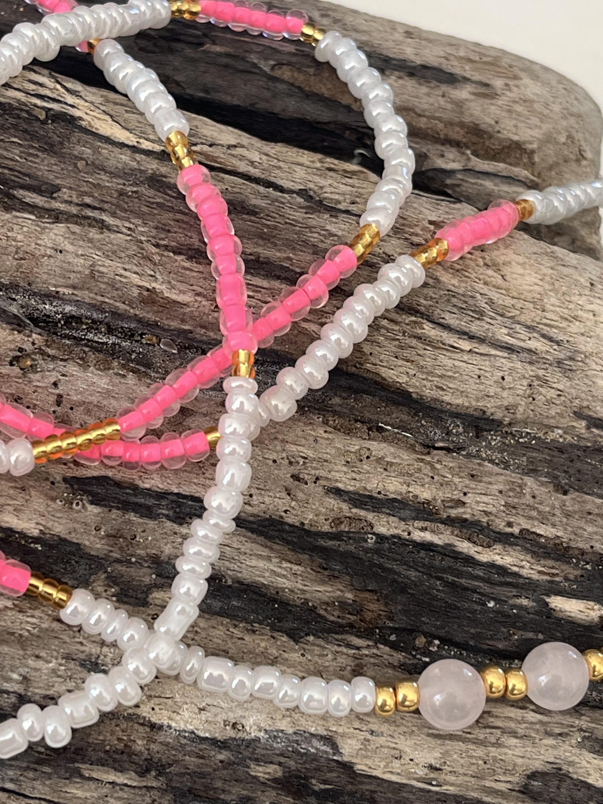 Baya bin bin élastique Soléia Tria en perles de verre rose vif lumineux flashy fluo et perles blanches nacrées perles dorées japonaises miyuki et pierres naturelles Quartz Rose Clair veritables fait main et sur mesure ajusté a la ma taille bijou de l'été à porter autour de la taille