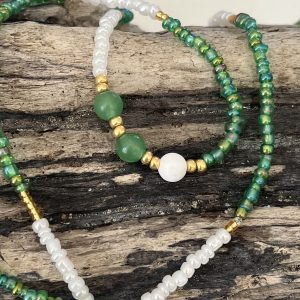 Baya bin bin élastique Soléia Tria en perles de verre vert lumineux reflets vif et perles blanches nacrées perles dorées japonaises miyuki et pierres naturelles agate verte jade vert et jade blanc veritables fait main et sur mesure ajusté a la ma taille bijou de l'été à porter autour de la taille