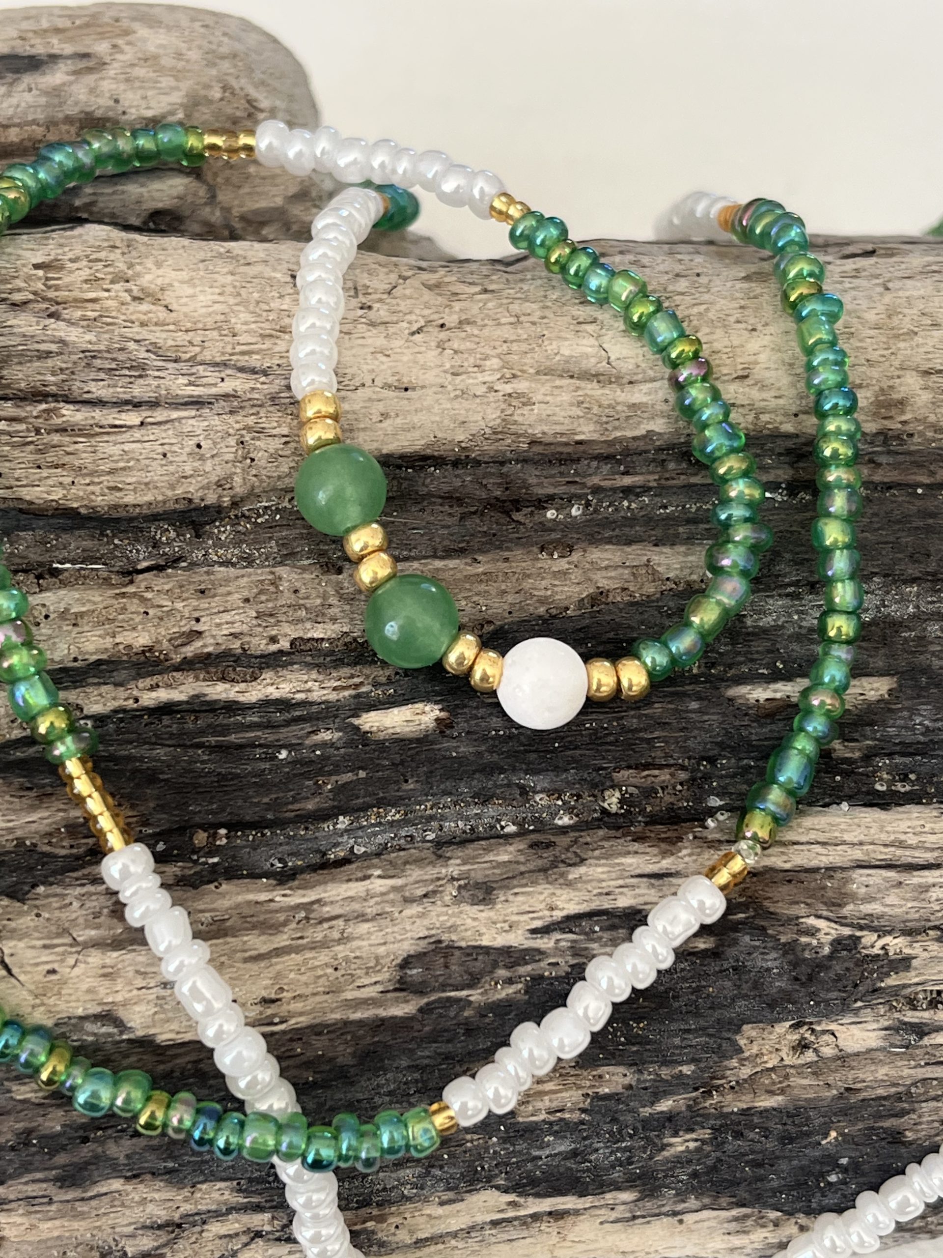 Baya bin bin élastique Soléia Tria en perles de verre vert lumineux reflets vif et perles blanches nacrées perles dorées japonaises miyuki et pierres naturelles agate verte jade vert et jade blanc veritables fait main et sur mesure ajusté a la ma taille bijou de l'été à porter autour de la taille