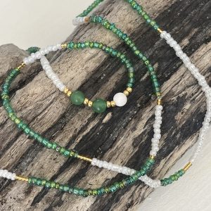 Baya bin bin élastique Soléia Tria en perles de verre vert lumineux reflets vif et perles blanches nacrées perles dorées japonaises miyuki et pierres naturelles agate verte jade vert et jade blanc veritables fait main et sur mesure ajusté a la ma taille bijou de l'été à porter autour de la taille