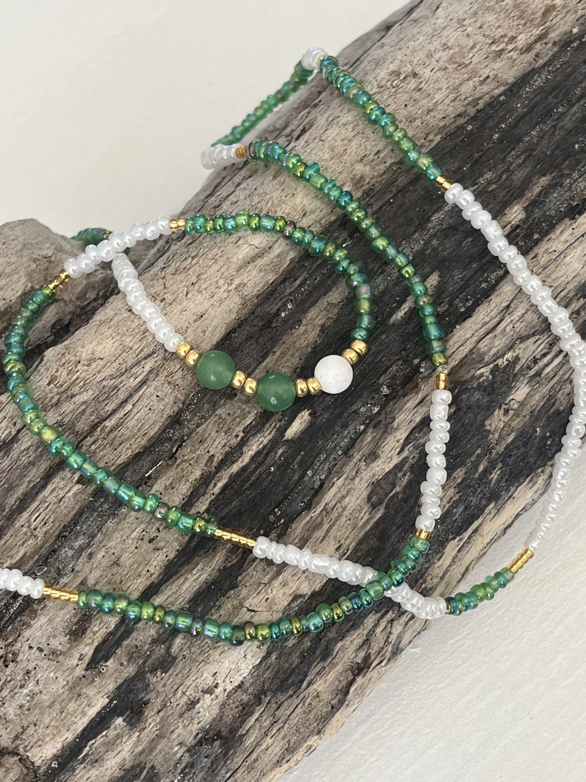 Baya bin bin élastique Soléia Tria en perles de verre vert lumineux reflets vif et perles blanches nacrées perles dorées japonaises miyuki et pierres naturelles agate verte jade vert et jade blanc veritables fait main et sur mesure ajusté a la ma taille bijou de l'été à porter autour de la taille