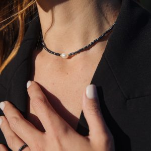 Colliers artisanaux - Collier et bague en perles de verre gris metallisé et perles de culture d'eau douce blanches