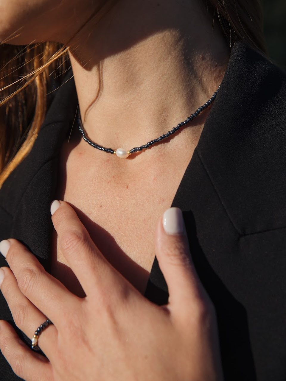 Colliers artisanaux - Collier et bague en perles de verre gris metallisé et perles de culture d'eau douce blanches