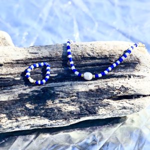 collier ras de cou Armor bleu et blanc en perles de verre et perle de culture d'eau douce avec chainette d'extension fait main fermoir acier inoxydable sans nickel sans plomb et sans cadmium Bague élastique Armor blanche et bleu roy cobalt perles dorées japonaises Miyuki et perles de culture d'eau douce fait main et à la taille sur mesure