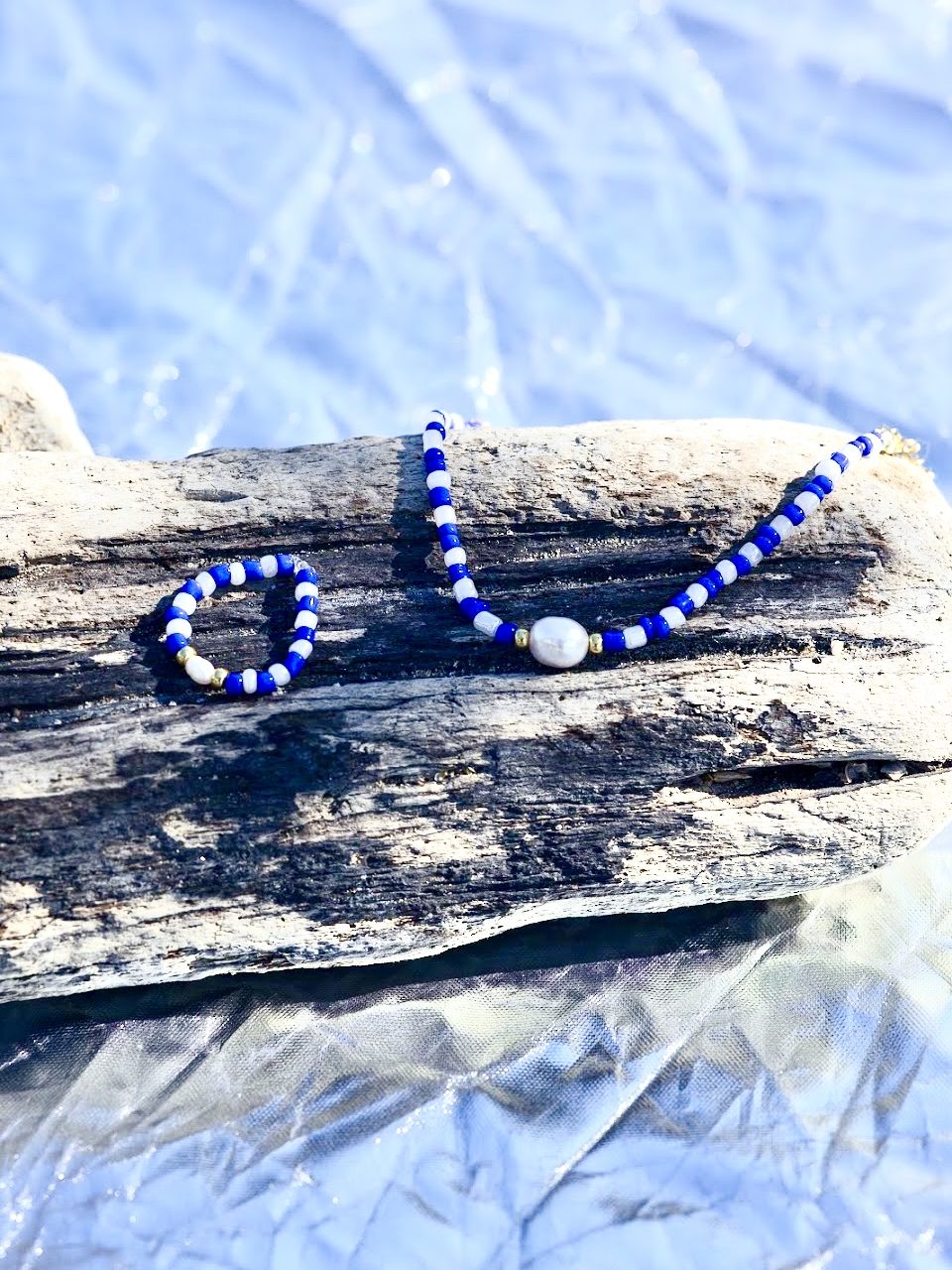 collier ras de cou Armor bleu et blanc en perles de verre et perle de culture d'eau douce avec chainette d'extension fait main fermoir acier inoxydable sans nickel sans plomb et sans cadmium Bague élastique Armor blanche et bleu roy cobalt perles dorées japonaises Miyuki et perles de culture d'eau douce fait main et à la taille sur mesure