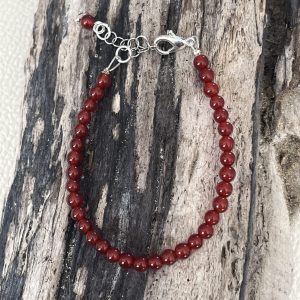 Bracelet en pierre naturelle de coquillage petites perles d'agate rouge et acier inoxydable sans nickel sans plomb et sans cadmium, avec fermoir et chainette d'extension