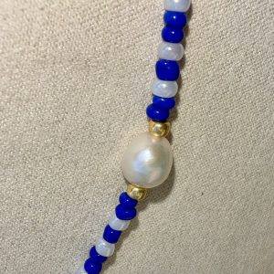 collier ras de cou / bracelet Armor bleu et blanc en perles de verre et perle de culture d'eau douce avec chainette d'extension fait main fermoir acier inoxydable sans nickel sans plomb et sans cadmium Bague élastique Armor blanche et bleu roy cobalt perles dorées japonaises Miyuki et perles de culture d'eau douce fait main et à la taille sur mesure