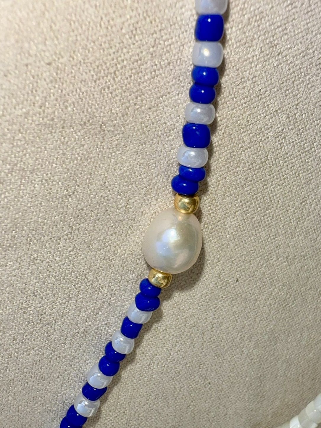 collier ras de cou / bracelet Armor bleu et blanc en perles de verre et perle de culture d'eau douce avec chainette d'extension fait main fermoir acier inoxydable sans nickel sans plomb et sans cadmium Bague élastique Armor blanche et bleu roy cobalt perles dorées japonaises Miyuki et perles de culture d'eau douce fait main et à la taille sur mesure