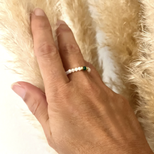 Bague Shell élastique sur mesure en perles de coquillages et perle de pierre naturelle grenat jade rouge, lapis lazuli, jade vert, fait main perles japonaises dorées