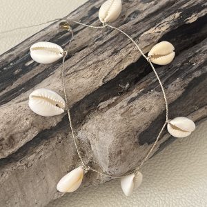 Chevillère CAORI avec des cauris véritables montés et tissés sur un fil doré très solide. Fermoir homard en acier inoxydable doré sans nickel sans plomb et sans cadmium, fait main sur mesure et ajusté a votre taille, résistante à l'eau