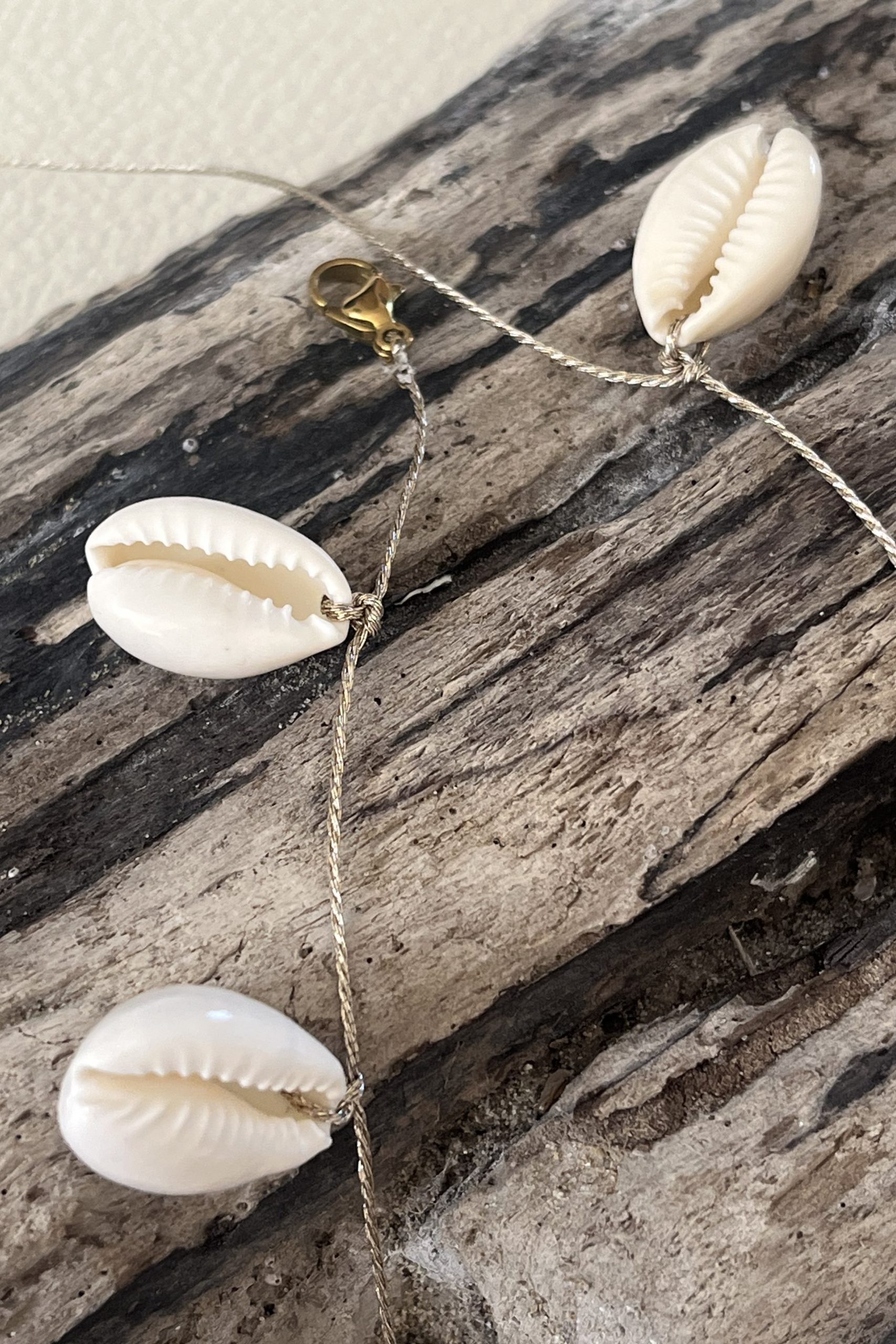 Chevillère et/ou baya CAORI avec des cauris véritables montés et tissés sur un fil doré très solide. Fermoir homard en acier inoxydable doré sans nickel sans plomb et sans cadmium, fait main sur mesure et ajusté a votre taille, résistante à l'eau