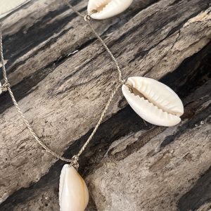 Chevillère et baya CAORI avec des cauris véritables montés et tissés sur un fil doré très solide. Fermoir homard en acier inoxydable doré sans nickel sans plomb et sans cadmium, fait main sur mesure et ajusté a votre taille, résistante à l'eau