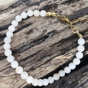 Bracelet en pierre naturelle de coquillage petites perles fines de 5mm et acier inoxydable sans nickel sans plomb et sans cadmium, avec fermoir et chainette d'extension