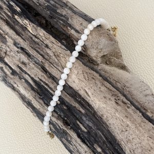 Bracelet en pierre naturelle de coquillage petites perles fines de 4mm et acier inoxydable sans nickel sans plomb et sans cadmium, avec fermoir et chainette d'extension