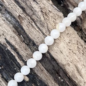 Bracelet en pierre naturelle de coquillage petites perles fines de 4mm et acier inoxydable sans nickel sans plomb et sans cadmium, avec fermoir et chainette d'extension