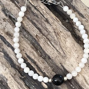 Bracelet en pierre naturelle de coquillage petites perles fines de coquillage et onyx et acier inoxydable sans nickel sans plomb et sans cadmium, avec fermoir et chainette d'extension