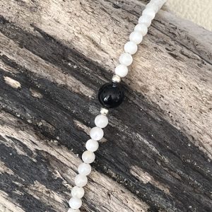 Bracelet en pierre naturelle de coquillage petites perles fines de coquillage et onyx et acier inoxydable sans nickel sans plomb et sans cadmium, avec fermoir et chainette d'extension