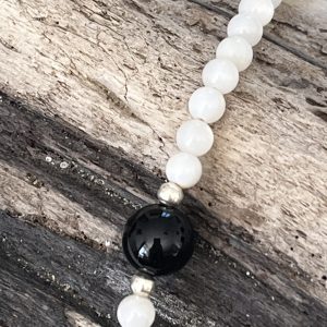 Bracelet en pierre naturelle de coquillage petites perles fines de coquillage et onyx et acier inoxydable sans nickel sans plomb et sans cadmium, avec fermoir et chainette d'extension