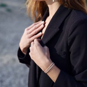 Bracelets élastiques OREA en perles de verre japonaise blanc ivoire brillant et doré porté en trio avec le coloris marron glacé et saumon nacré fait main porté avec les boucles d'oreilles ELEA acier inoxydable et charm pendentif croix catholique chrétienne en nacre blanche