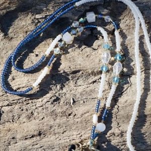 Cordons à lunettes bleu Elyzia chaines de lunettes bijou de lunettes fait main en perles de verres tres fines et petites 2mm japonaises Miyuki, pierre naturelle, perles de culture d'eau douce blanche, perles de coquillages, perles dorées , perles bleues a reflets et blanc nacré, acier inoxydable, coloris embouts à choisir