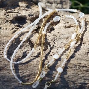 Cordons à lunettes Elyzia chaines de lunettes bijou de lunettes doré et transparent cristal, fait main en perles de verres tres fines et petites 2mm japonaises Miyuki, pierre naturelle, perles de culture d'eau douce blanche, perles de coquillages, perles dorées, acier inoxydable, coloris embouts à choisir