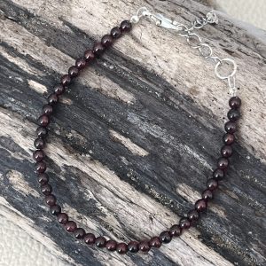 Bracelet en pierre naturelle de coquillage petites perles de grenat et acier inoxydable sans nickel sans plomb et sans cadmium, avec fermoir et chainette d'extension