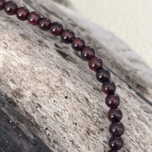 Bracelet en pierre naturelle de coquillage petites perles de grenat et acier inoxydable sans nickel sans plomb et sans cadmium, avec fermoir et chainette d'extension