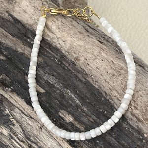 Bracelet en pierre naturelle de coquillage petites perles heishi fines de coquillage et acier inoxydable sans nickel sans plomb et sans cadmium, avec fermoir et chainette d'extension