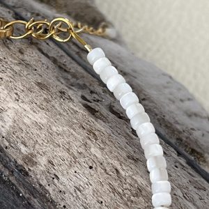 Bracelet en pierre naturelle de coquillage petites perles heishi fines de coquillage et acier inoxydable sans nickel sans plomb et sans cadmium, avec fermoir et chainette d'extension