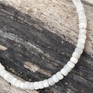 Bracelet en pierre naturelle de coquillage petites perles heishi fines de coquillage et acier inoxydable sans nickel sans plomb et sans cadmium, avec fermoir et chainette d'extension