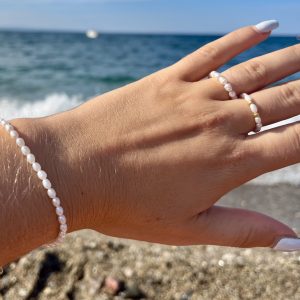 Bracelet Naïa féminin femme fille adolescente en petites perles de culture d'eau douce blanches véritables et fermoir en acier inoxydable doré avec chainette d'extension, médaillon les bijoux de Karine et bagues Naïa montées sur elastique solide