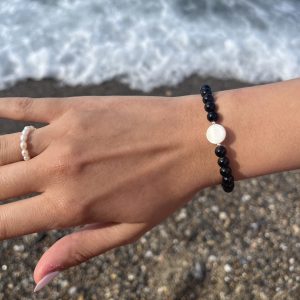 Bracelet en pierre naturelle de coquillage petites perles d'onyx et coquillage et acier inoxydable sans nickel sans plomb et sans cadmium, avec fermoir et chainette d'extension