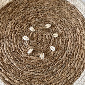 Chevillère CAORI avec des cauris véritables montés et tissés sur un fil doré très solide. Fermoir homard en acier inoxydable doré sans nickel sans plomb et sans cadmium, fait main sur mesure et ajusté a votre taille, résistante à l'eau