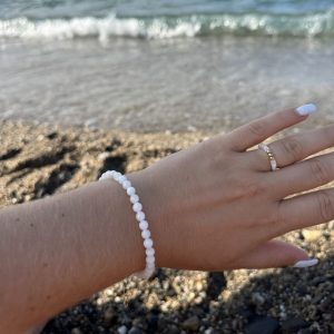 Bracelet en pierre naturelle de coquillage petites perles fines de 5mm et acier inoxydable sans nickel sans plomb et sans cadmium, avec fermoir et chainette d'extension
