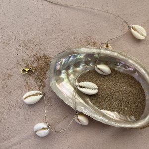 CAORI Chevillère de cauris tissés sur un fil doré réalisée avec de véritables cauris et un fermoir en acier inoxydable doré